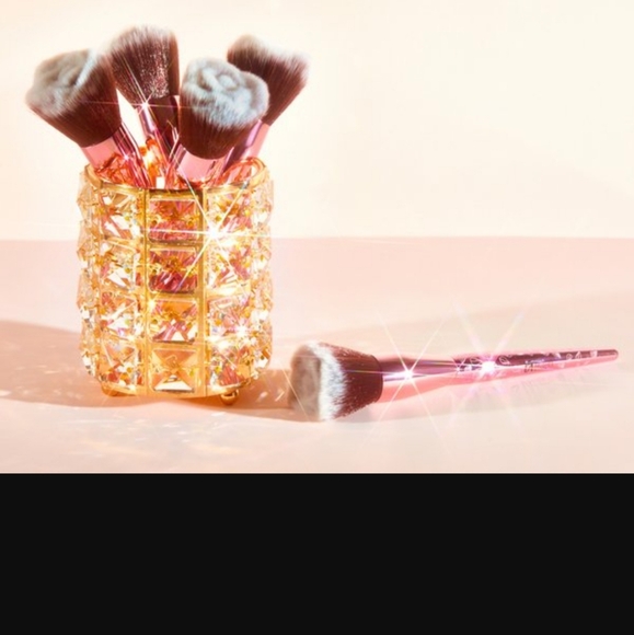 IT Cosmetics Brushes for Ulta Flawless Flower Powder Brush - Picture 9 of 11